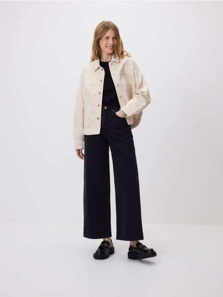 Jeansy wide leg comfort - czarny. Czarne jeansy Reserved, bez wzorów. W wyprzedaży za 99.99 zł.