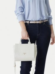 Guess Torebka J5GZ06 WG730 Écru. Białe torebki klasyczne Guess, z aplikacjami, ze skóry, bez dodatków. Za 259.99 zł.