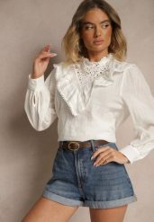 Biała Bluzka z Bawełny Zdobiona Ażurowym Haftem i Falbaną Nevole. Białe bluzki Renee, m, z aplikacjami, z bawełny, eleganckie, bez kołnierzyka, bez ramiączek. W wyprzedaży za 41.99 zł.