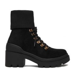 Trzewiki DeeZee. Czarne botki DeeZee, bez wzorów, bez obcasa, na słupku, bez zapięcia. Za 199.99 zł.