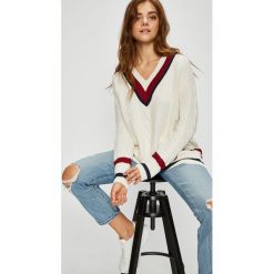 Tommy Jeans - Sweter. Białe swetry Tommy Jeans, l, bez wzorów, z bawełny, bez ramiączek. W wyprzedaży za 369.90 zł.