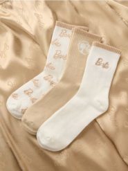 Prążkowane skarpetki 3 pack Barbie - kremowy. Białe skarpety Sinsay, bez wzorów, prążkowane. Za 15.99 zł.