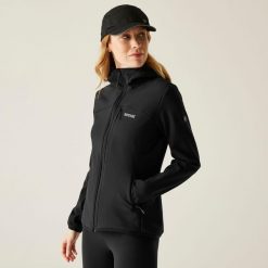 Kurtka damska softshell przeciwdeszczowy Ossek. Czarne kurtki sportowe Regatta, bez wzorów, z materiału, bez kaptura, trekkingowe. Za 399.99 zł.