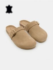 Skórzane klapki z paskiem - beżowy. Brązowe klapki Sinsay, bez wzorów, bez obcasa. Za 79.99 zł.