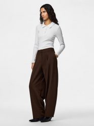 Pieces Spodnie chino w kolorze brązowym rozmiar: XL. Brązowe spodnie materiałowe Pieces, xl, bez wzorów. Za 134.95 zł.