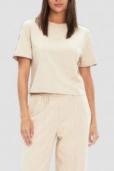 GUESS Beżowy bawełniany t-shirt damski z lampasami Britney, Rozmiar L. Brązowe t-shirty Guess, l, z aplikacjami, z bawełny, bez kołnierzyka, bez ramiączek. Za 219.99 zł.