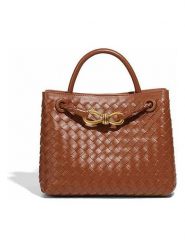 SUVRAI Torebka w kolorze jasnobrązowym - 30 x 23 x 13 cm rozmiar: onesize. Brązowe torby na ramię SUVRAI, bez wzorów, z materiału, przez ramię, bez dodatków. Za 130.99 zł.