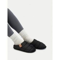 Kapcie G-Star. Czarne obuwie domowe G-Star, bez wzorów, bez zapięcia. Za 43.99 zł.