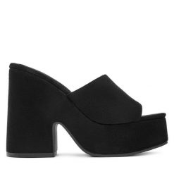 Klapki DeeZee. Czarne klapki DeeZee, bez wzorów, bez obcasa. Za 139.99 zł.