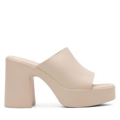 Klapki DeeZee. Brązowe klapki DeeZee, bez wzorów, bez obcasa. Za 169.99 zł.
