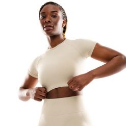 Damska bezszwowa sportowa koszulka crop top z krótkim rękawem Fitness Siroko S. Brązowe koszulki sportowe SIROKO, bez wzorów, z materiału, bez ramiączek, na fitness i siłownię. W wyprzedaży za 90.95 zł.