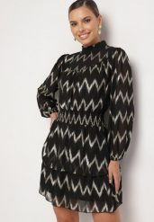Czarna Wzorzysta Sukienka z Siateczki z Falbankami Stójką i Gumką w Talii Ocelina. Czarne sukienki Born2be, na spotkanie biznesowe, l, bez wzorów, eleganckie, bez kołnierzyka, bez ramiączek, mini, kopertowe. Za 149.99 zł.