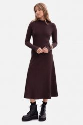 Bawełniana sukienka dzianinowa z golfem rozkloszowana cbrąz. Sukienki Bewear, do pracy, s, bez wzorów, z bawełny, biznesowe, bez kołnierzyka, bez ramiączek, rozkloszowane. Za 259.00 zł.