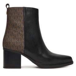 Botki MICHAEL Michael Kors. Czarne botki MICHAEL Michael Kors, bez wzorów, bez obcasa, na słupku, bez zapięcia. Za 789.99 zł.