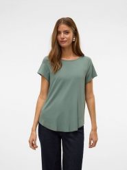 Vero Moda Koszulka w kolorze zielonym rozmiar: M. Zielone bluzki Vero Moda, m, bez wzorów, z wiskozy, klasyczne, bez kołnierzyka, bez ramiączek. Za 60.44 zł.