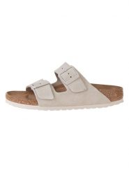 Birkenstock Skórzane klapki w kolorze kremowym rozmiar: 35. Białe klapki Birkenstock, bez wzorów, z otwartym noskiem, bez obcasa. Za 324.95 zł.