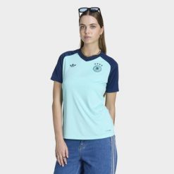 Wyjazdowa koszulka przedmeczowa Niemcy 26. Niebieskie bluzki Adidas, bez wzorów, sportowe, bez kołnierzyka, bez ramiączek. Za 299.00 zł.