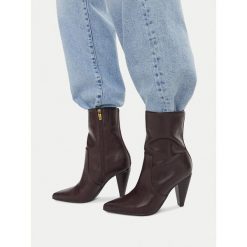 Botki MEXX. Brązowe botki Mexx, bez wzorów, bez obcasa, na słupku, bez zapięcia. Za 379.99 zł.