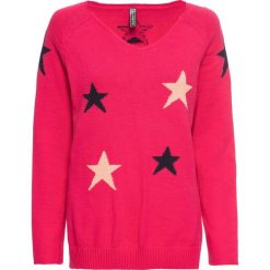Sweter dzianinowy w gwiazdy bonprix różowy hibiskus. Czerwone swetry bonprix, bez wzorów, z dzianiny, bez ramiączek. Za 49.99 zł.