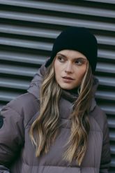 WEŁNIANA CZAPKA DELIA CZARNA One size - Flawless. Czarne czapki Flawless, bez wzorów, z kaszmiru. Za 239.00 zł.