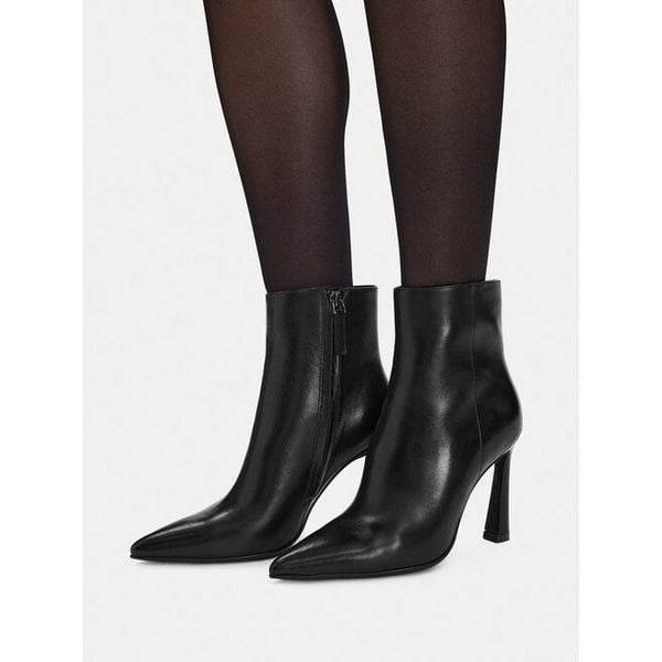 Botki GINO ROSSI. Czarne botki Gino Rossi, bez wzorów, bez obcasa, na szpilce, bez zapięcia. Za 549.99 zł.