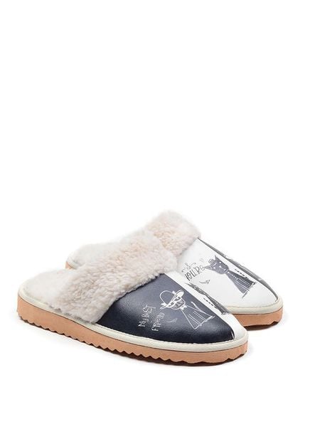 Goby Kapcie w kolorze biało-czarnym rozmiar: 42. Białe obuwie domowe Goby, bez wzorów, z materiału, z okrągłym noskiem, bez zapięcia. Za 113.63 zł.