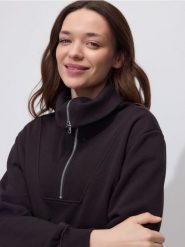 Bluza z wysoką stójką - ciemnobrązowy. Brązowe bluzy Reserved, l, bez wzorów, z bawełny, bez kaptura. Za 119.99 zł.