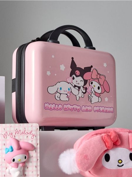 Twarda kosmetyczka z uchwytem Hello Kitty and Friends - różowy. Czerwone kufry i kosmetyczki Sinsay, bez wzorów, bez dodatków. Za 69.99 zł.