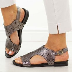 Srebrne płaskie sandały damskie M.Daszyński 1958-11. Szare sandały M.Daszyński, w ażurowe wzory, ze skóry, eleganckie, bez obcasa, na płaskiej podeszwie, bez zapięcia. Za 159.00 zł.