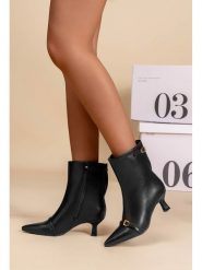 C'M Botki w kolorze czarnym rozmiar: 37. Czarne botki C'M, bez wzorów, bez obcasa, bez zapięcia. Za 130.99 zł.