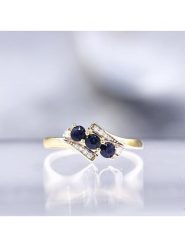 DIAMOND & CO Złoty pierścionek "Melbourne" z diamentami i szafirami rozmiar: 56. Niebieskie pierścionki Diamond & Co, z diamentem, złote. Za 968.66 zł.