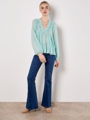 Apricot Bluzka w kolorze turkusowym rozmiar: M. Niebieskie bluzki Apricot, m, bez wzorów, bez kołnierzyka, bez ramiączek. Za 82.99 zł.