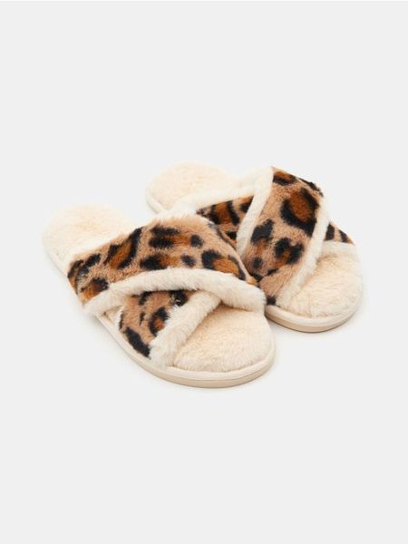 Kapcie z futerkiem - wielobarwny. Obuwie domowe Sinsay, bez wzorów, bez zapięcia. Za 25.99 zł.