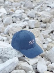 Czapka z daszkiem - granatowy. Niebieskie czapki Sinsay, bez wzorów, z bawełny. Za 19.99 zł.