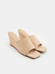 Klapki - beżowy. Brązowe klapki Sinsay, bez wzorów, z zamszu, bez obcasa, na koturnie. W wyprzedaży za 33.99 zł.
