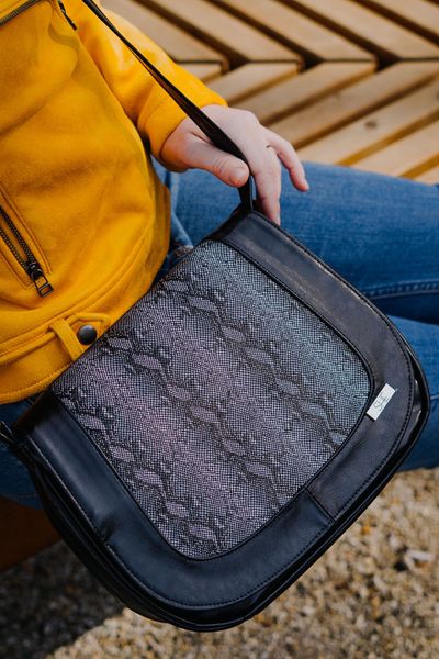 Listonoszka skórzana SHE 414 czarna + wąż. Czarne torebki klasyczne SHE, bez wzorów, ze skóry, bez dodatków. Za 379.99 zł.