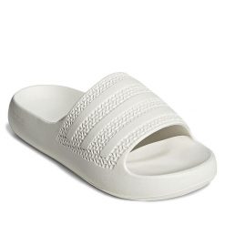 Klapki adidas. Białe klapki Adidas, bez wzorów, bez obcasa. Za 149.99 zł.