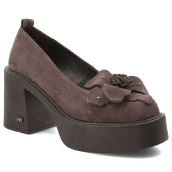 Półbuty damskie Karino, na klocku zamszowe skórzane z kwiatem i wsuwane, brązowe welur, 5771-015-P. Brązowe półbuty wsuwane Karino, z aplikacjami, z weluru, bez obcasa, na obcasie, bez zapięcia. Za 359.00 zł.