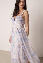 Niebieska Romantyczna Sukienka o Rozkloszowanym Kroju na Ramiączkach w Kwiaty Isiresha. Niebieskie sukienki Born2be, na co dzień, na lato, l, bez wzorów, z poliesteru, eleganckie, bez kołnierzyka, bez ramiączek, proste. Za 239.99 zł.