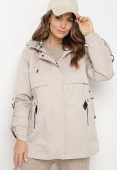 Jasnobeżowa Kurtka Parka z Kapturem i Kieszeniami z Możliwością Ściągnięcia w Talii Kailisse. Brązowe kurtki Born2be, l, bez wzorów, z materiału, z kapturem. Za 339.99 zł.