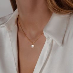 Naszyjnik ze złota próby 585 z medalikiem z masy perłowej. Białe naszyjniki Lilou, z perłą, złote. Za 1,846.00 zł.