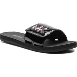 Klapki MICHAEL MICHAEL KORS - Mk Slide 40R9MKFA1A Black. Czarne klapki MICHAEL Michael Kors, z aplikacjami, ze skóry ekologicznej, bez obcasa. W wyprzedaży za 209.00 zł.