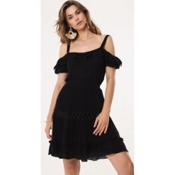 Czarna Sukienka Ring In. Czarne sukienki Born2be, na lato, l, w ażurowe wzory, boho, bez kołnierzyka, bez ramiączek, mini, wyszczuplające. Za 109.99 zł.