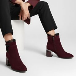 Botki damskie S. Barski, na słupku zamszowe bogato zdobione i na zamek, bordowe, MR52-127. Czerwone botki S.BARSKI, z aplikacjami, z lakierowanej skóry, bez obcasa, na obcasie, bez zapięcia. Za 339.99 zł.