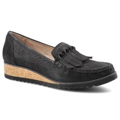 Półbuty damskie Simen, na niskiej koturnie i z ozdobnymi frędzlami na cholewce, czarne, 0769-S04-Perf-K-W-Nero. Czarne czółenka Simen, z aplikacjami, bez obcasa, na koturnie, bez zapięcia. Za 199.00 zł.