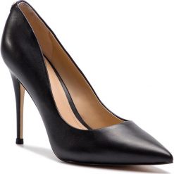 Szpilki GUESS - Okley FL6OKL LEA08 BLACK. Czarne szpilki Guess, z aplikacjami, z materiału, eleganckie, bez obcasa, na obcasie, bez zapięcia. W wyprzedaży za 339.00 zł.