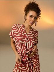 Wiskozowa koszula z krótkim rękawem w geometryczny wzór - żółty. Żółte koszule Sinsay, l, bez wzorów, z wiskozy, bez kołnierzyka, bez ramiączek. Za 25.99 zł.