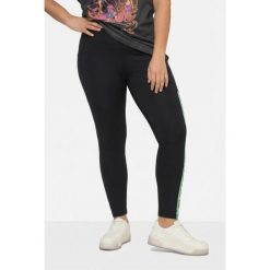 Damskie Legginsy funkcyjne boczne paski wysoki stan z recyklingu. Czarne legginsy Ulla Popken, plus size, bez wzorów, z materiału, z podwyższonym stanem. Za 239.99 zł.