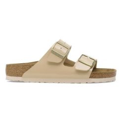 BIRKENSTOCK Arizona BF Patent Sand Klapki damskie. Brązowe klapki Birkenstock, bez wzorów, bez obcasa. Za 299.99 zł.