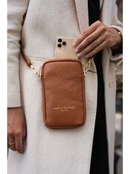 Maison héritage PARIS Skórzana torebka "Laila" w kolorze jasnobrązowym na telefon - 11 x 18 cm rozmiar: onesize. Brązowe torby na ramię Maison héritage PARIS, bez wzorów, z materiału, przez ramię, bez dodatków. Za 130.99 zł.